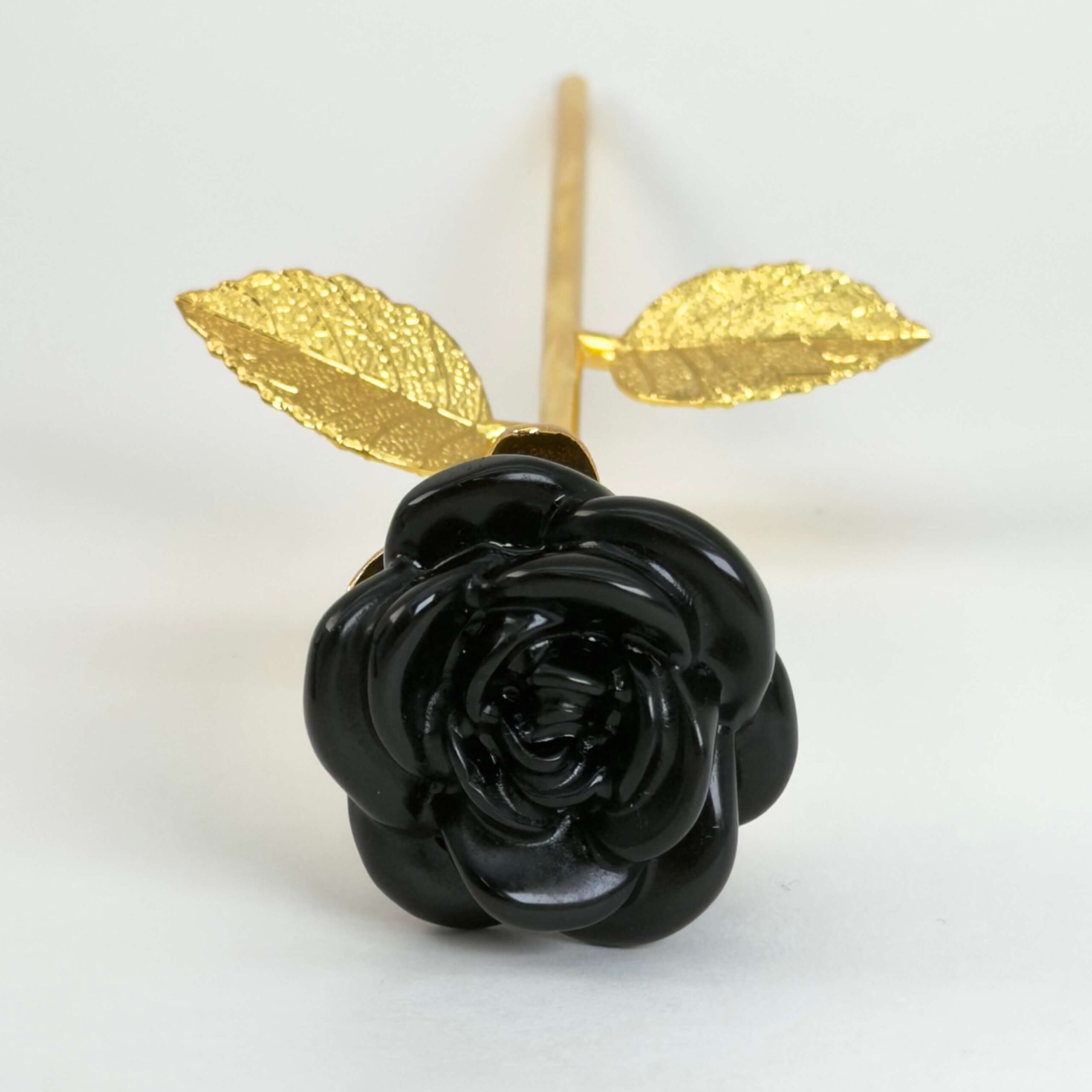 Sort Obsidian rose beskytter mod negativ energi, giver stærk jordforbindelse og hjælper med at frigive gamle mønstre, så du kan stå mere sikkert i dig selv.