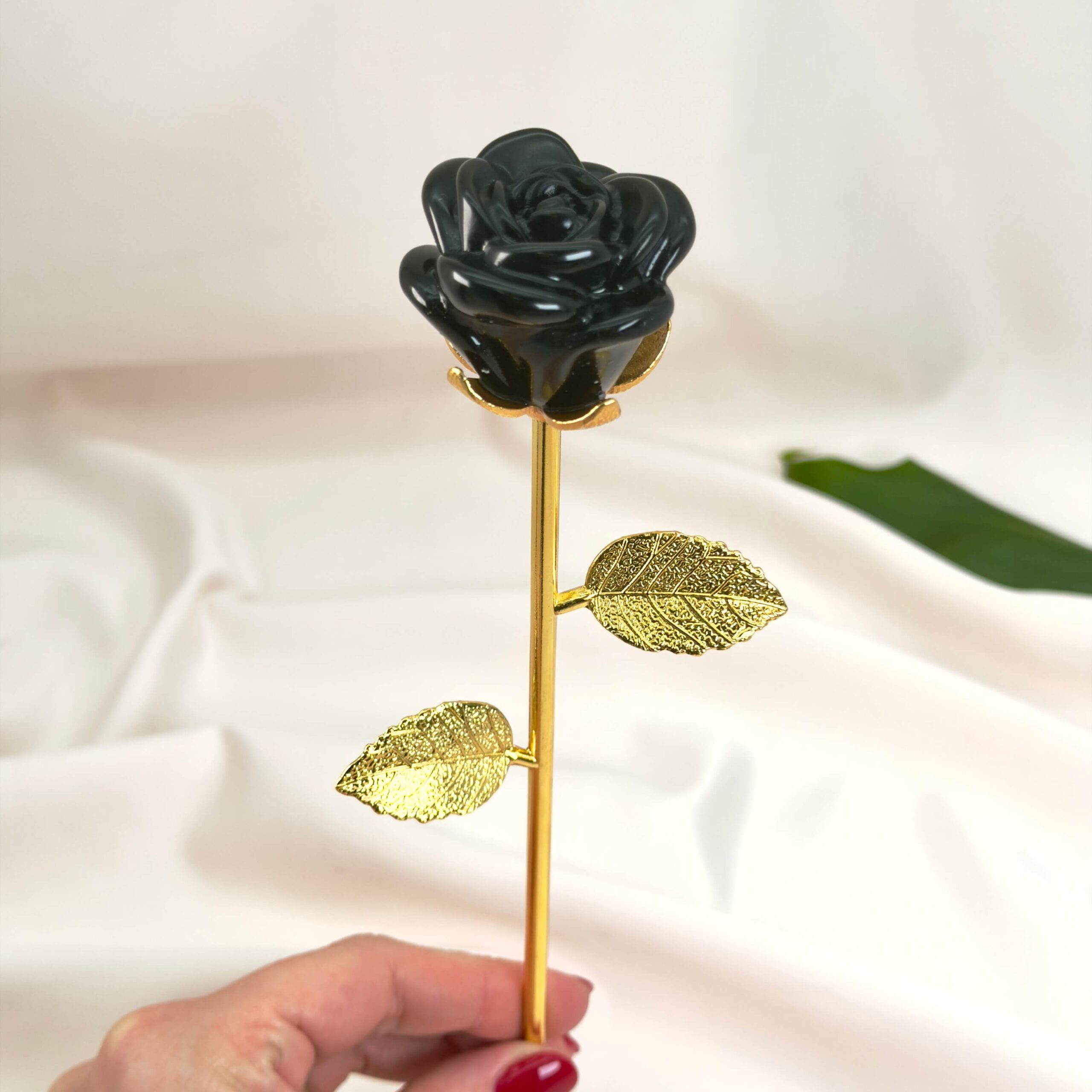 Sort Obsidian rose beskytter mod negativ energi, giver stærk jordforbindelse og hjælper med at frigive gamle mønstre, så du kan stå mere sikkert i dig selv.