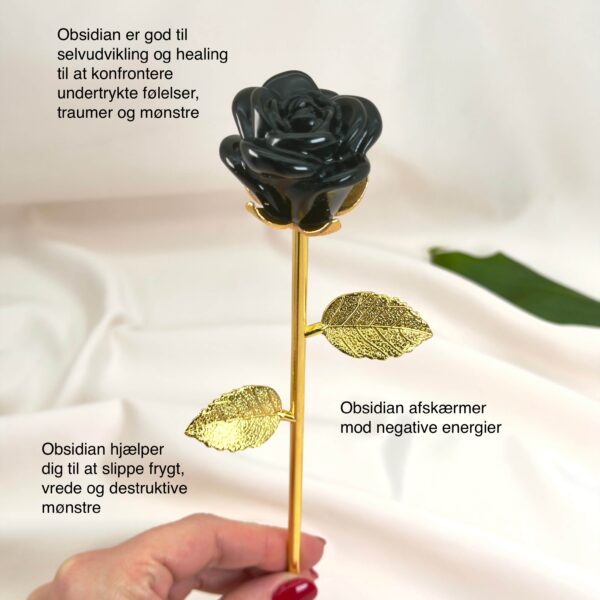 Sort Obsidian rose beskytter mod negativ energi, giver stærk jordforbindelse og hjælper med at frigive gamle mønstre, så du kan stå mere sikkert i dig selv.
