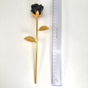 Sort Obsidian rose beskytter mod negativ energi, giver stærk jordforbindelse og hjælper med at frigive gamle mønstre, så du kan stå mere sikkert i dig selv.