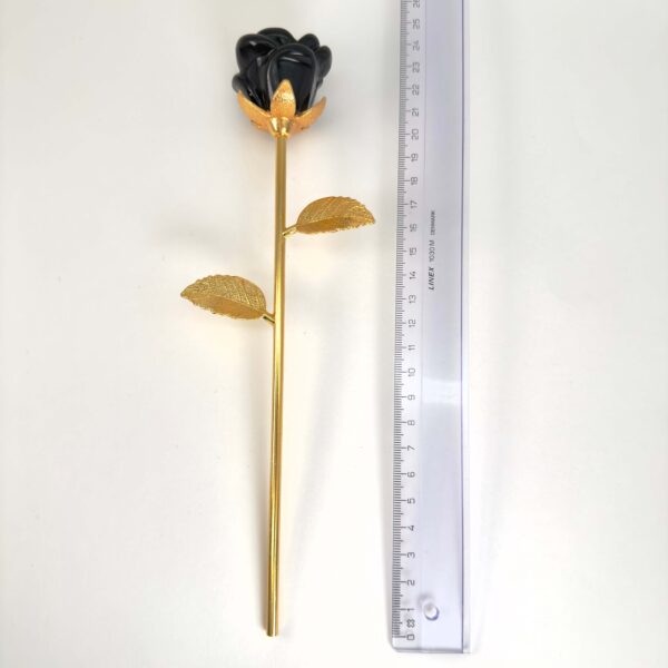 Sort Obsidian rose beskytter mod negativ energi, giver stærk jordforbindelse og hjælper med at frigive gamle mønstre, så du kan stå mere sikkert i dig selv.