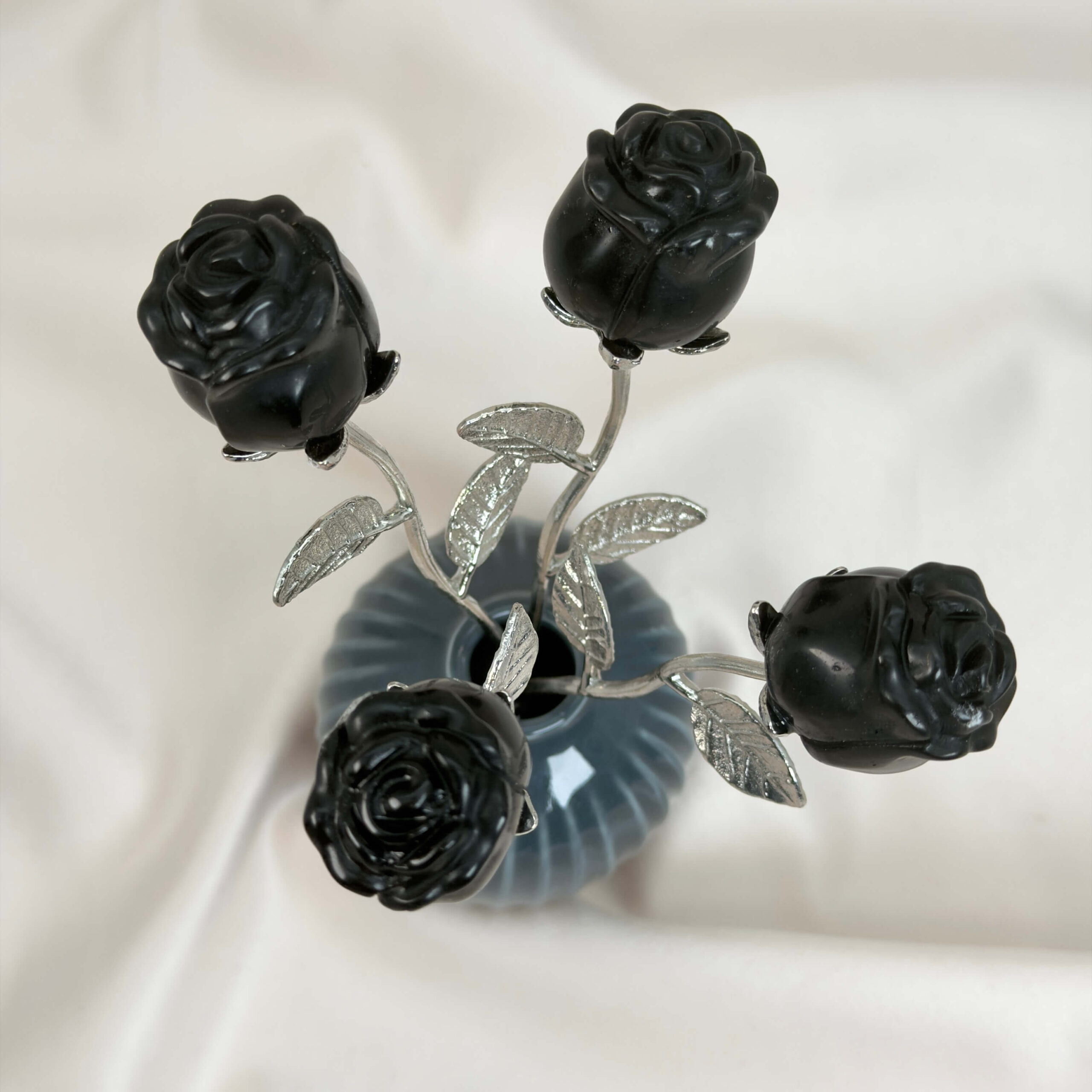 Sort Obsidian rose beskytter mod negativ energi, giver stærk jordforbindelse og hjælper med at frigive gamle mønstre, så du kan stå mere sikkert i dig selv.