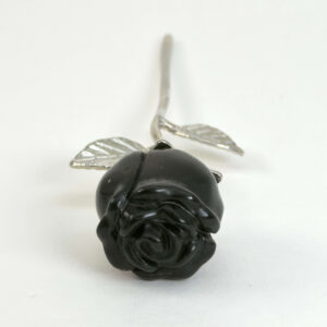 Sort Sort Obsidian rose beskytter mod negativ energi, giver stærk jordforbindelse og hjælper med at frigive gamle mønstre, så du kan stå mere sikkert i dig selv.