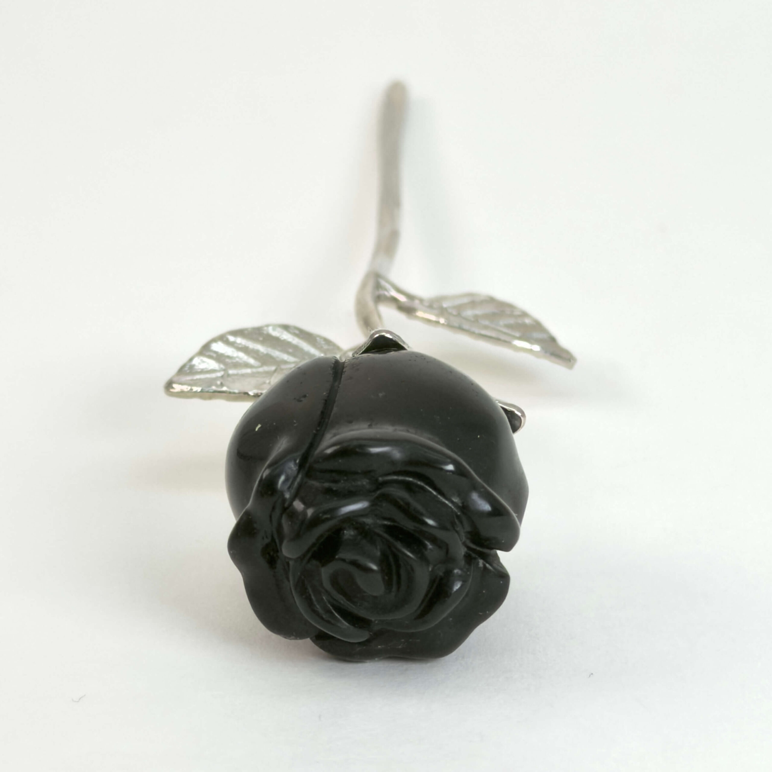 Sort Sort Obsidian rose beskytter mod negativ energi, giver stærk jordforbindelse og hjælper med at frigive gamle mønstre, så du kan stå mere sikkert i dig selv.