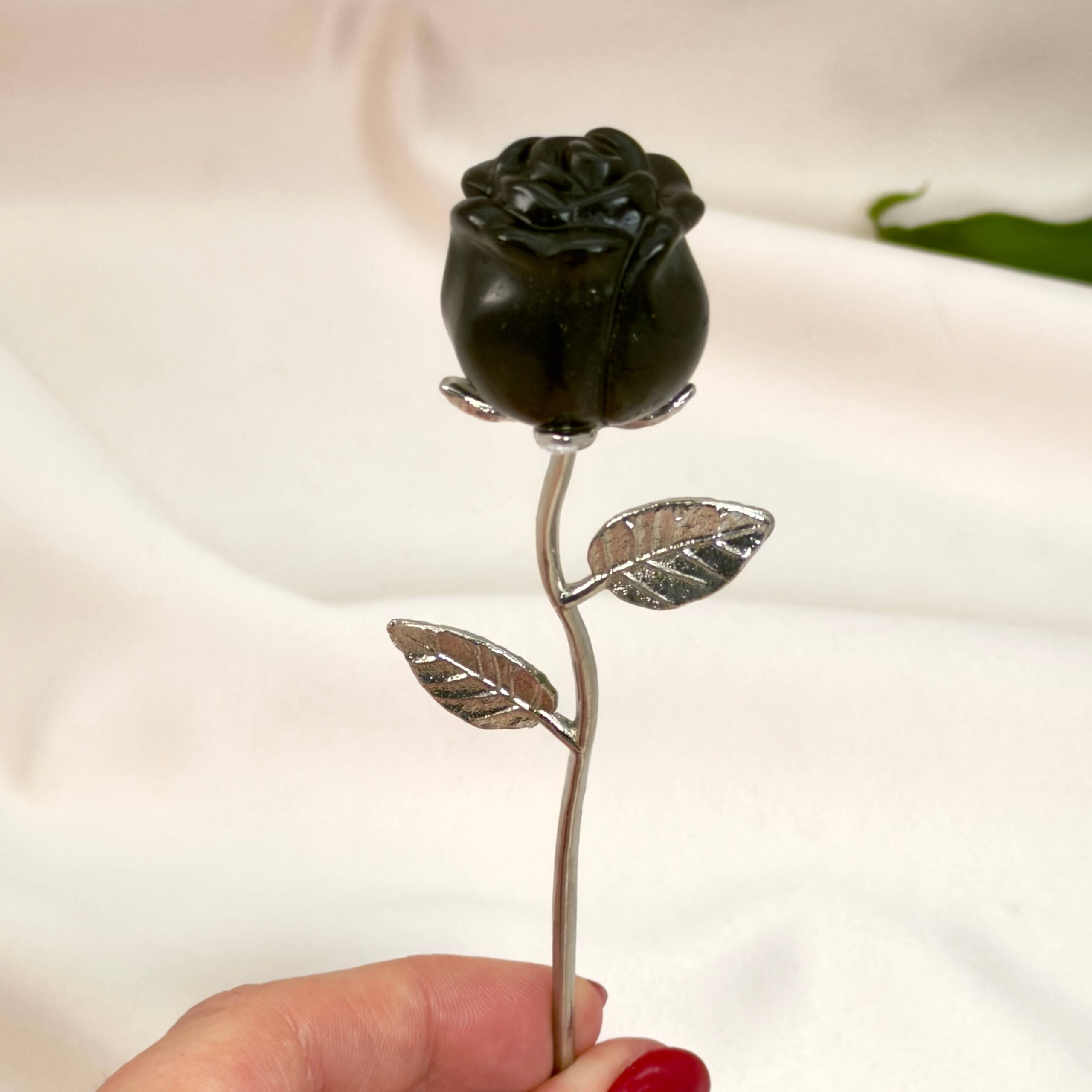 Sort Obsidian rose beskytter mod negativ energi, giver stærk jordforbindelse og hjælper med at frigive gamle mønstre, så du kan stå mere sikkert i dig selv.