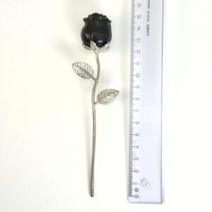 Sort Obsidian rose beskytter mod negativ energi, giver stærk jordforbindelse og hjælper med at frigive gamle mønstre, så du kan stå mere sikkert i dig selv.