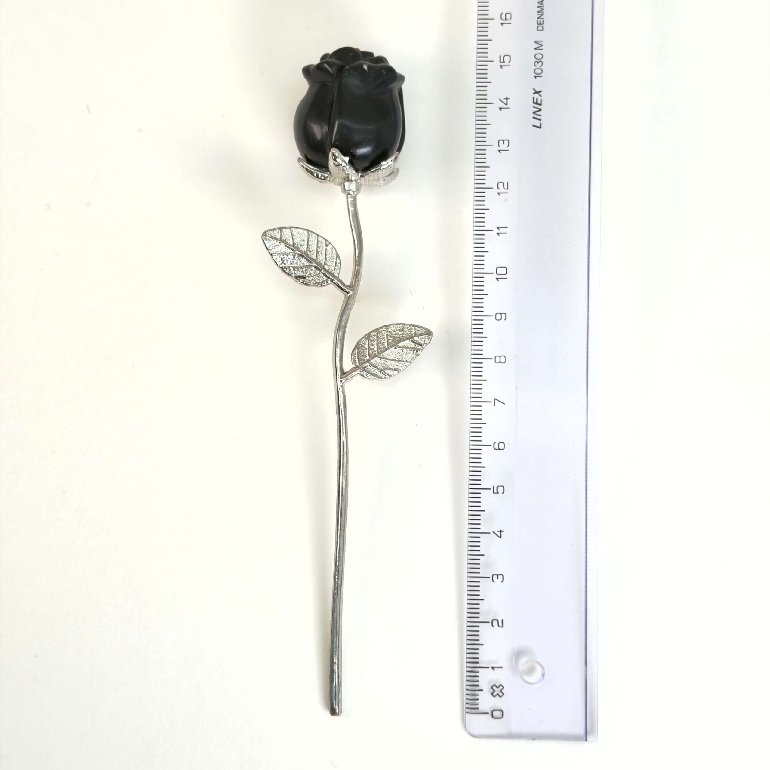 Sort Obsidian rose beskytter mod negativ energi, giver stærk jordforbindelse og hjælper med at frigive gamle mønstre, så du kan stå mere sikkert i dig selv.