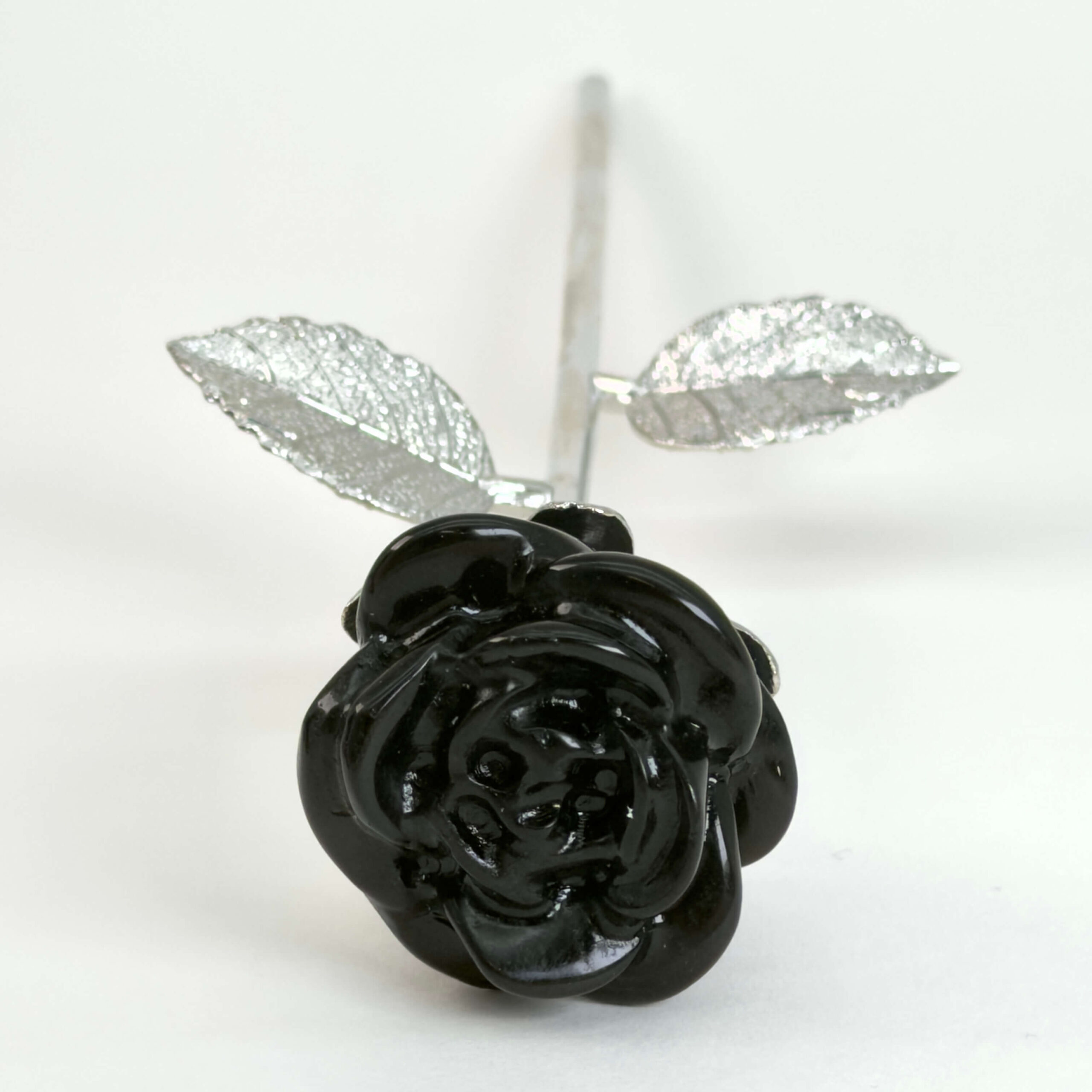 Sort Obsidian rose beskytter mod negativ energi, giver stærk jordforbindelse og hjælper med at frigive gamle mønstre, så du kan stå mere sikkert i dig selv.