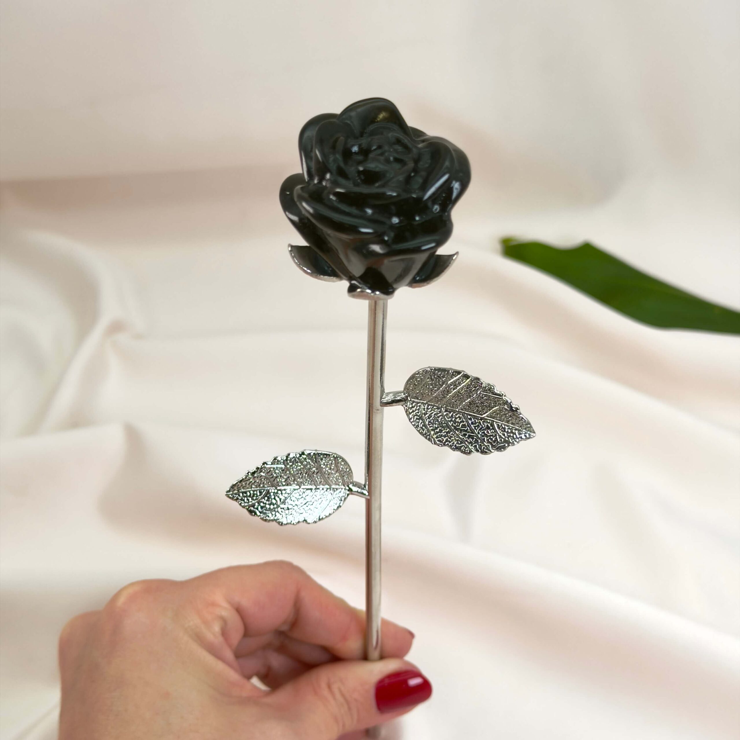 Sort Obsidian rose beskytter mod negativ energi, giver stærk jordforbindelse og hjælper med at frigive gamle mønstre, så du kan stå mere sikkert i dig selv.