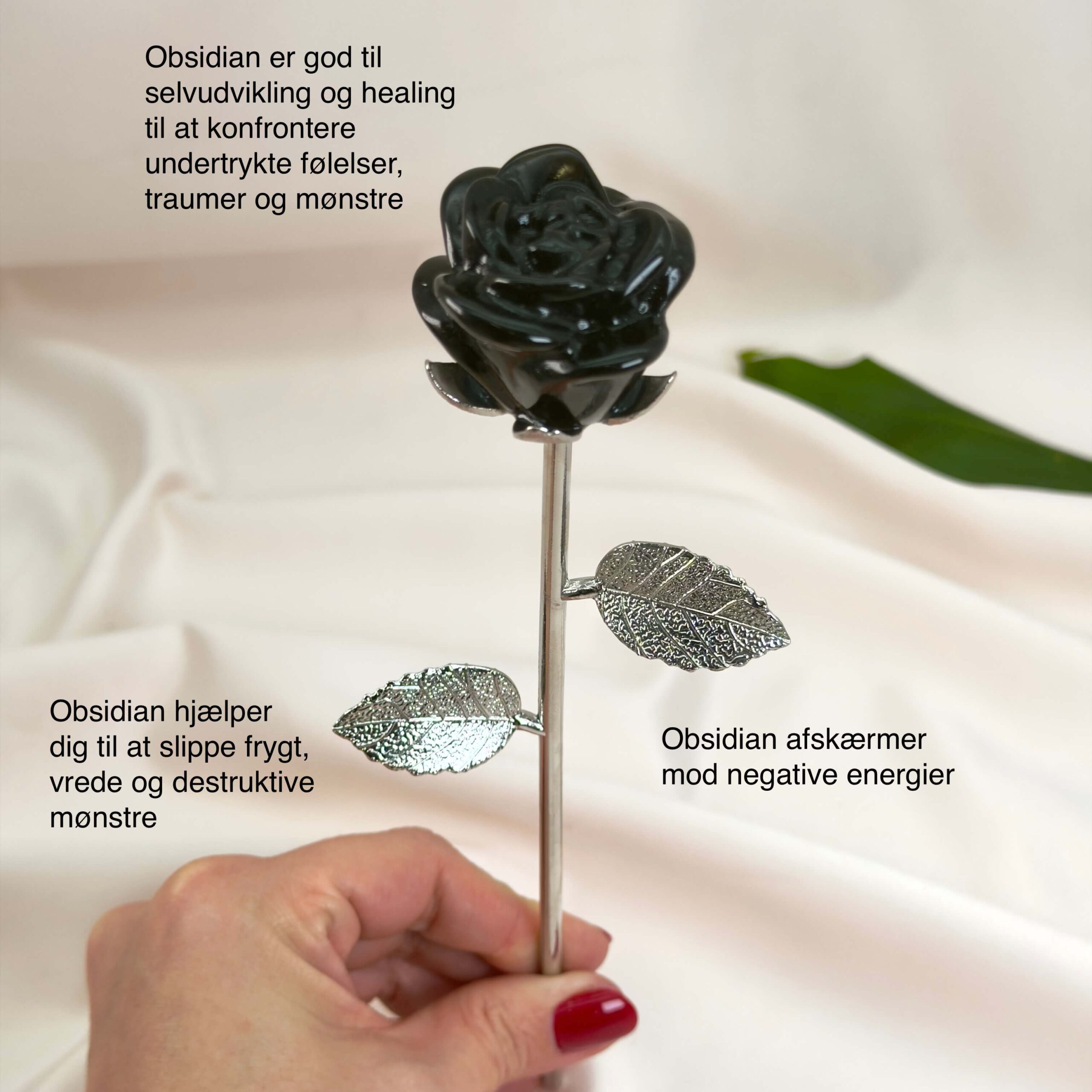 Sort Obsidian rose beskytter mod negativ energi, giver stærk jordforbindelse og hjælper med at frigive gamle mønstre, så du kan stå mere sikkert i dig selv.