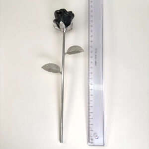 Sort Obsidian rose beskytter mod negativ energi, giver stærk jordforbindelse og hjælper med at frigive gamle mønstre, så du kan stå mere sikkert i dig selv.