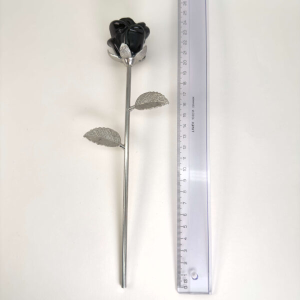 Sort Obsidian rose beskytter mod negativ energi, giver stærk jordforbindelse og hjælper med at frigive gamle mønstre, så du kan stå mere sikkert i dig selv.