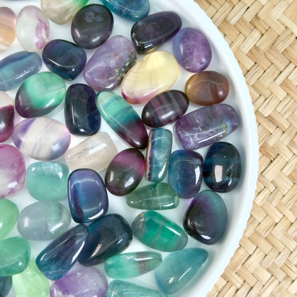 Krystaller og deres betydning 30 Regnbue fluorit lommesten med naturlige lag i grønne, lilla og klare nuancer. En krystal der ofte forbindes med klarhed, fokus og mental balance.