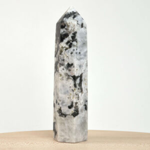 Regnbue Månesten Tårn Krystal Sten på hvid baggrund