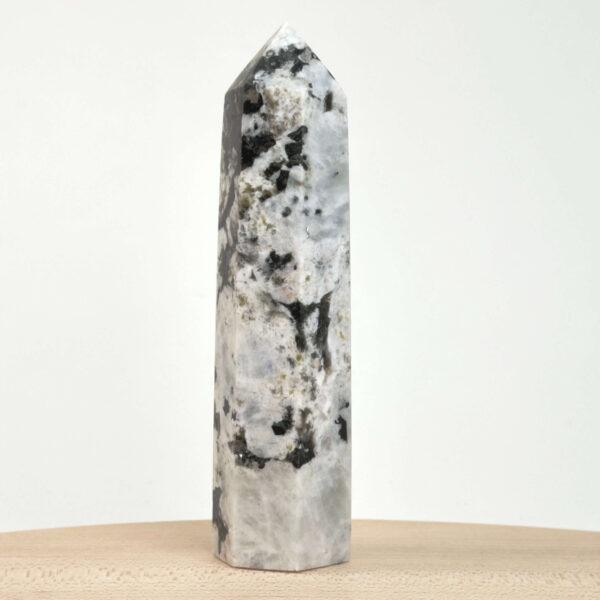 Regnbue Månesten Tårn Krystal Sten på hvid baggrund