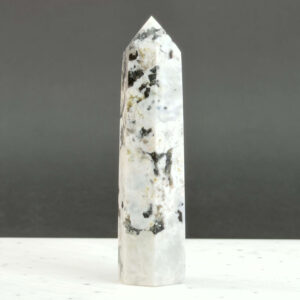 Regnbue Månesten Tårn Krystal Sten på sort og hvid baggrund