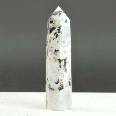 Regnbue Månesten Tårn Krystal Sten på sort og hvid baggrund