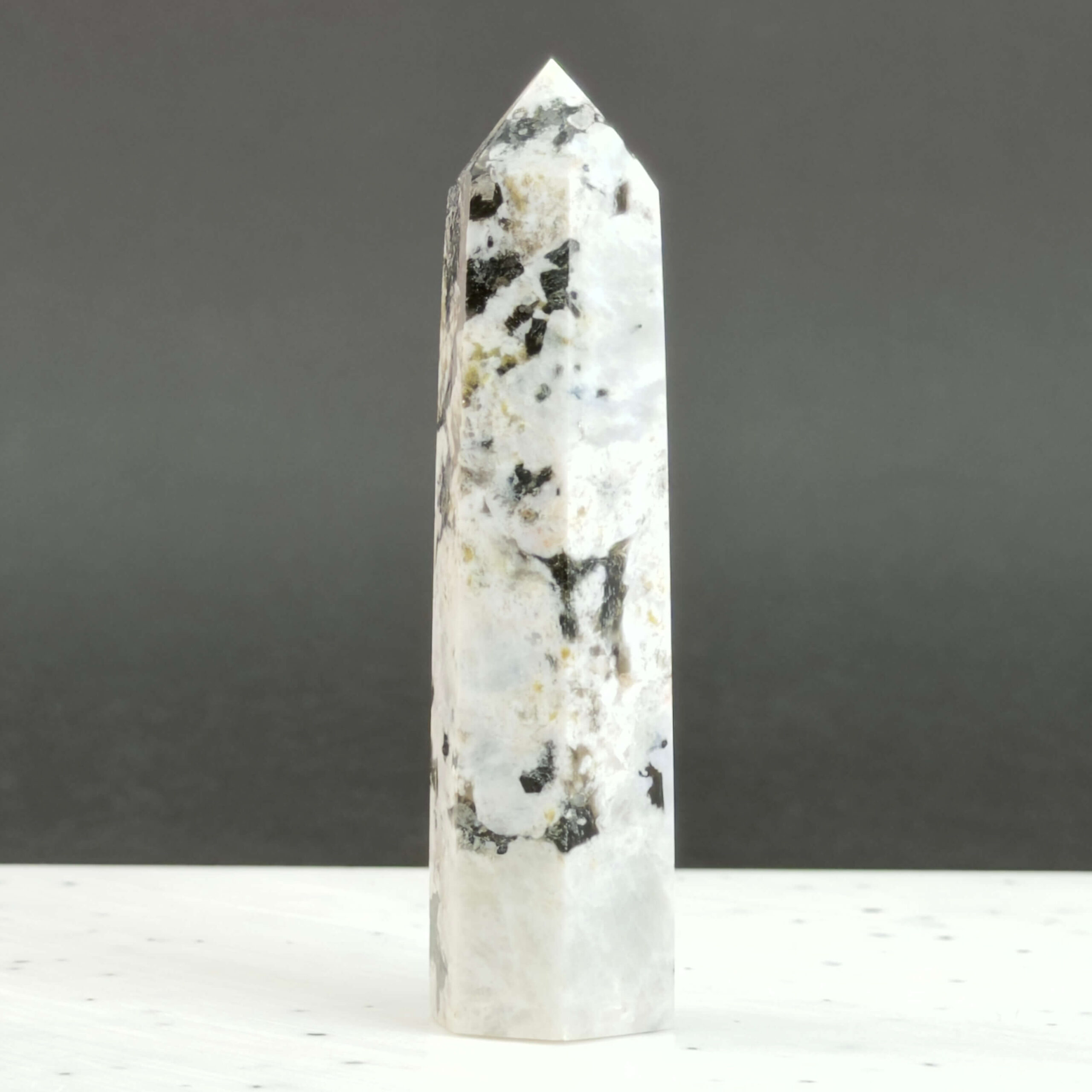 Regnbue Månesten Tårn Krystal Sten på sort og hvid baggrund