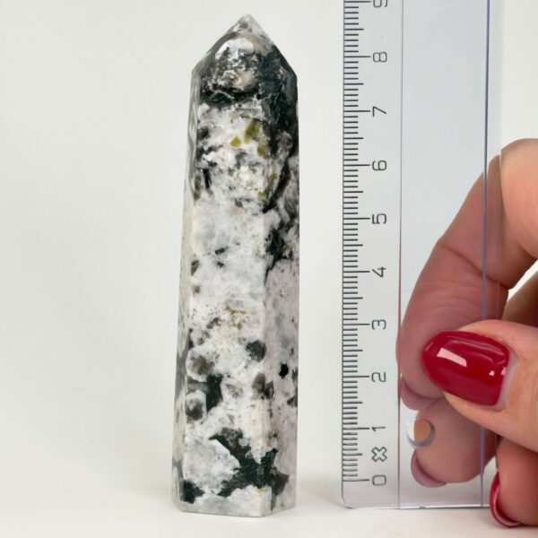 Regnbue Månesten Tårn Krystal Sten med på hvid baggrund