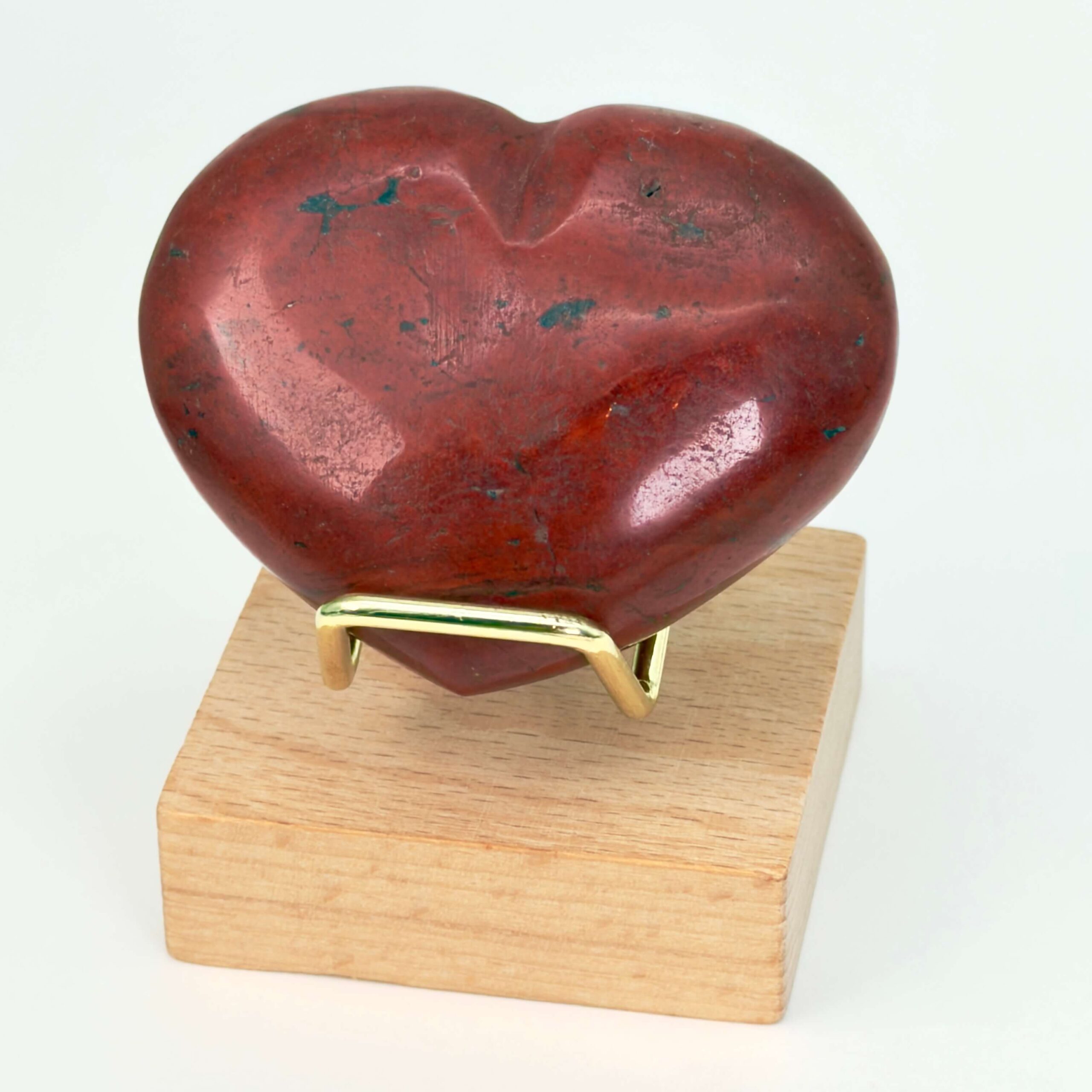 Rød Jaspis Hjerte krystal sten i holder på hvid baggrund