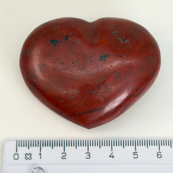 Rød Jaspis Hjerte krystal sten med lineal på hvid baggrund