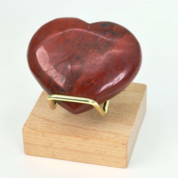 Rød Jaspis Hjerte krystal sten i holder på hvid baggrund
