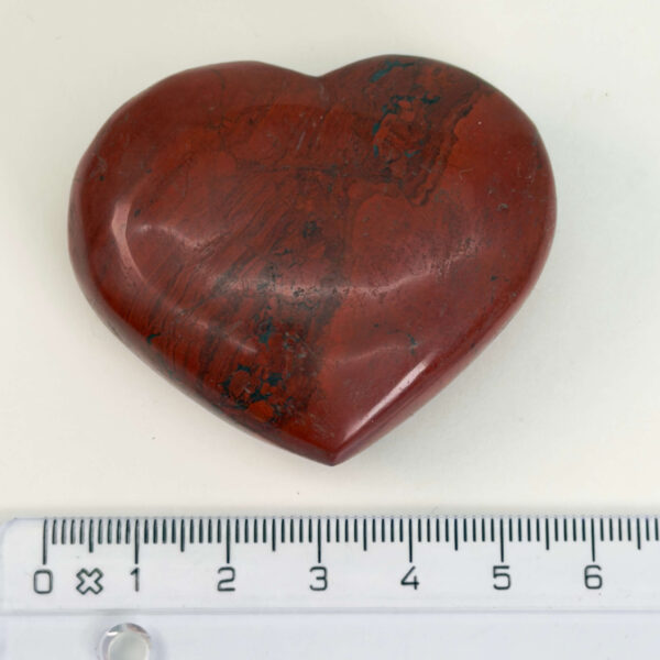 Rød Jaspis Hjerte krystal sten med lineal på hvid baggrund