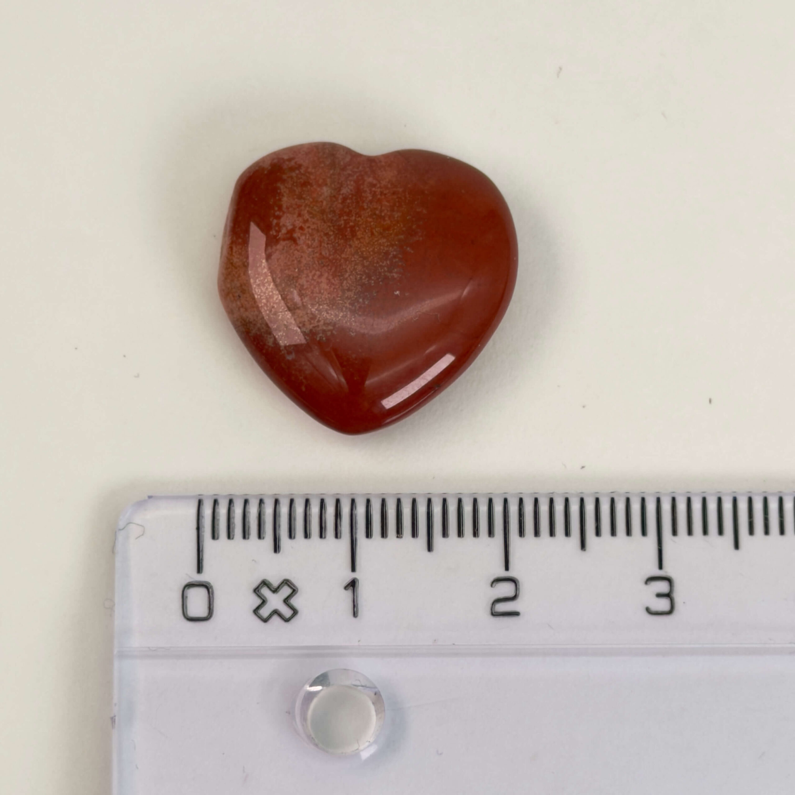 Rød Jaspis mini hjerte krystal sten med lineal på hvid baggrund