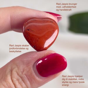 Rød Jaspis mini hjerte krystal sten i hånd på hvid baggrund med tags