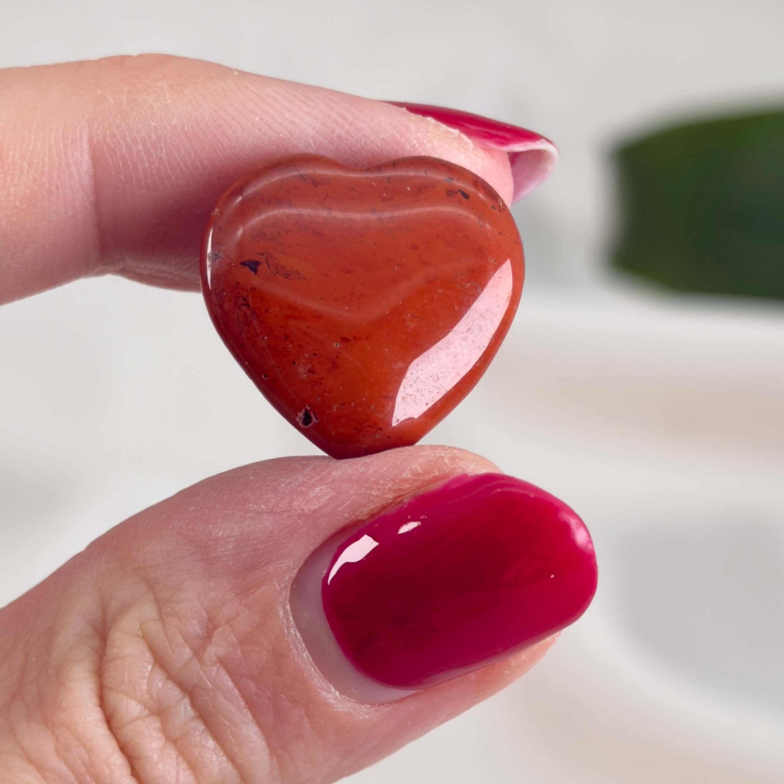 Rød Jaspis mini hjerte krystal sten i hånd på hvid baggrund