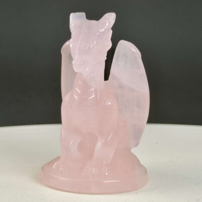 Rosakvarts Drage krystal sten på sort baggrund