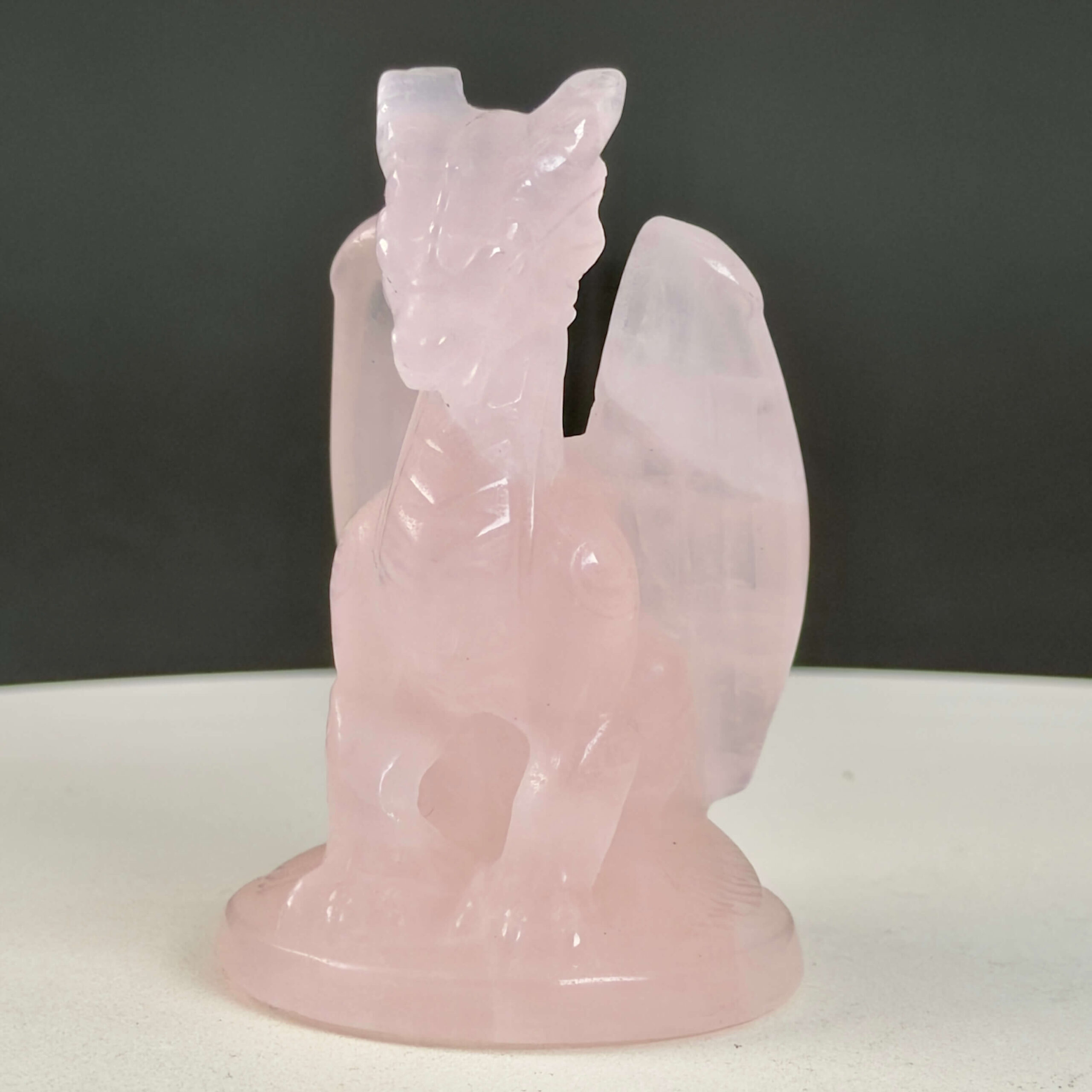 Rosakvarts Drage krystal sten på sort baggrund