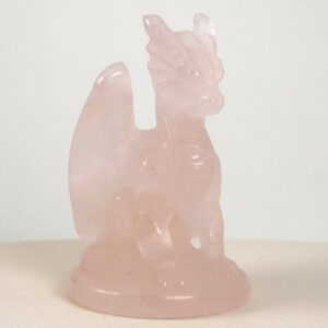 Rosakvarts Drage krystal sten på hvid baggrund