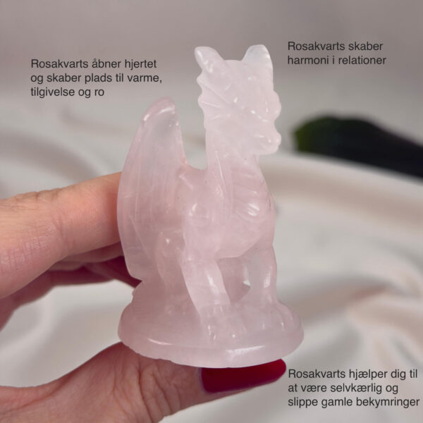 Rosakvarts Drage krystal sten i hånd på hvid baggrund med tags