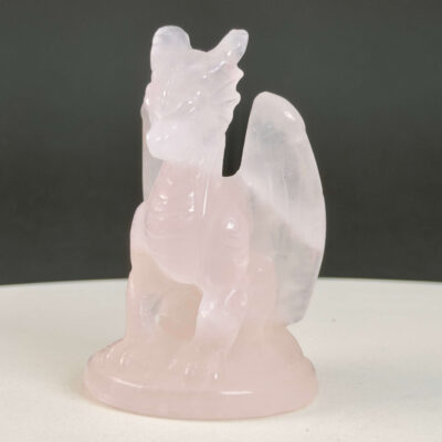 Rosakvarts Drage krystal sten på sort baggrund