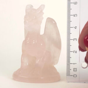 Rosakvarts Drage krystal sten med lineal på hvid baggrund