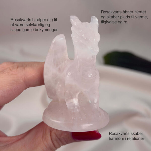 Rosakvarts Drage krystal sten i hånd på hvid baggrund med tags