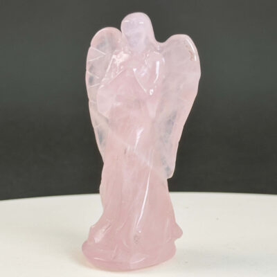 Rosakvarts Engel krystal sten på sort baggrund