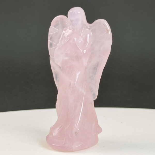 Rosakvarts Engel krystal sten på sort baggrund