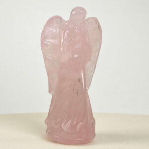 Rosakvarts Engel krystal sten på hvid baggrund