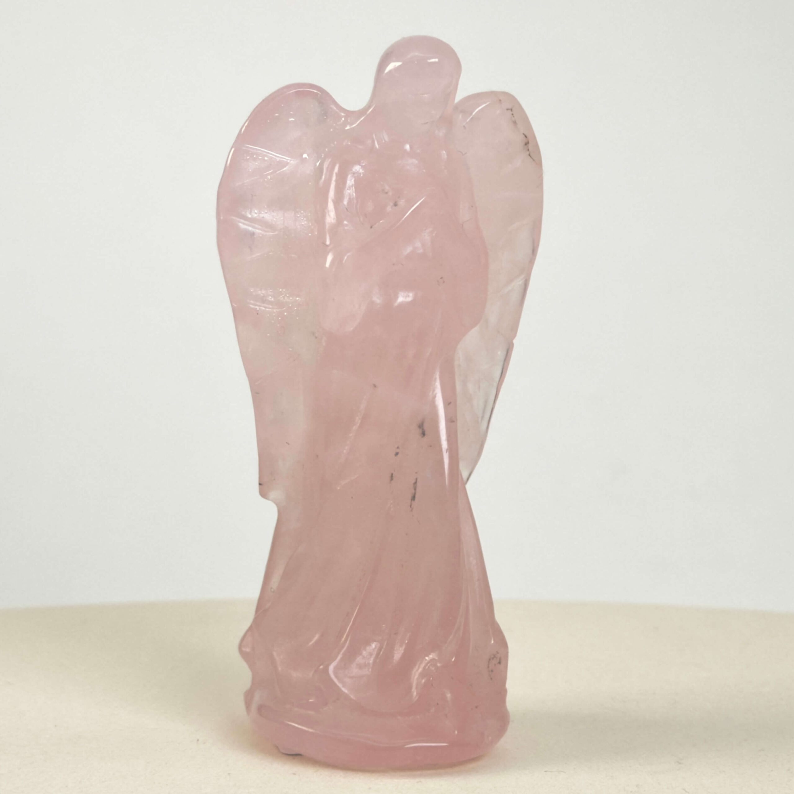 Rosakvarts Engel krystal sten på hvid baggrund