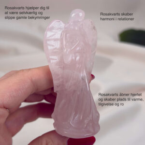 Rosakvarts Engel krystal sten i hånd på hvid baggrund med tags