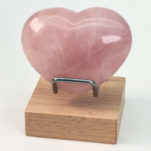 Rosakvarts Hjerte Krystal Sten på hvid baggrund på holder