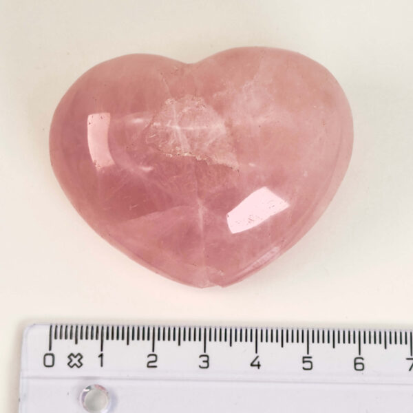 Rosakvarts Hjerte Krystal Sten på hvid baggrund med lineal