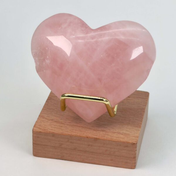 Rosakvarts Hjerte Krystal Sten på hvid baggrund på holder