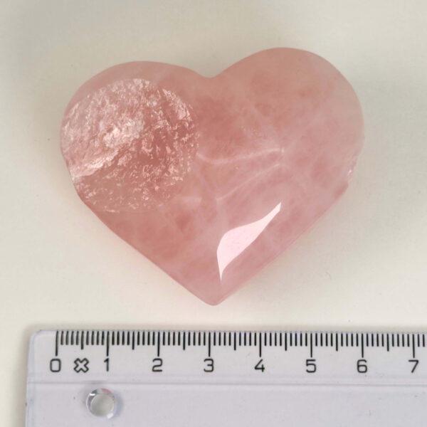 Rosakvarts Hjerte Krystal Sten på hvid baggrund med lineal
