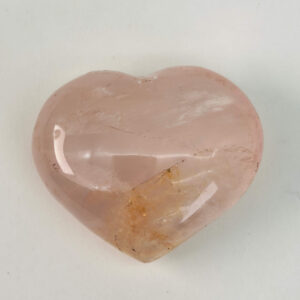 Rosakvarts Hjerte Krystal Sten på hvid baggrund på holder