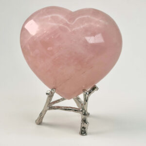 Rosakvarts Hjerte Krystal Sten på hvid baggrund på holder