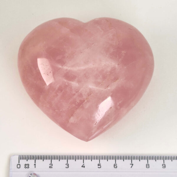 Rosakvarts Hjerte Krystal Sten på hvid baggrund med lineal