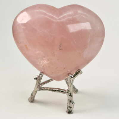 Rosakvarts Hjerte Krystal Sten på hvid baggrund på holder